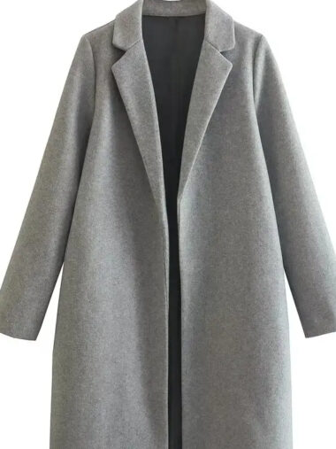 Veste longue femme avec col à revers cranté, de couleur grise, sur un fond blanc.