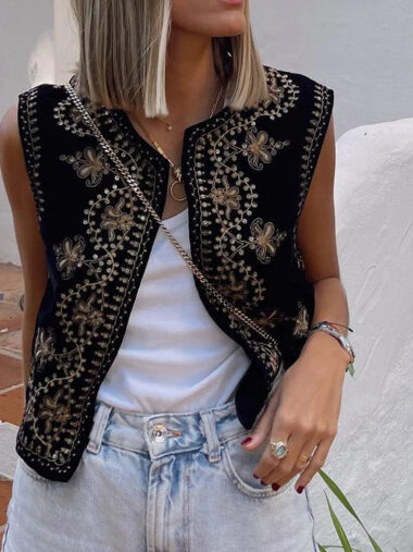 Veste patchwork sans manche noire pour femme, porté par une femme.