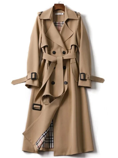 Veste longue femme élégante avec ceinture centrale, de couleur beige sur un fond blanc.