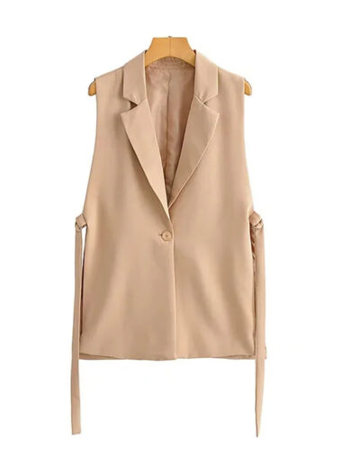 Veste habillée femme sans manche avec col à revers cranté, de couleur beige, sur un fond blanc.