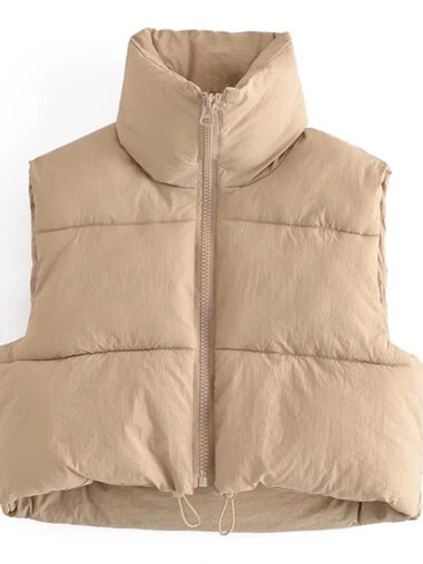 Veste courte femme matelassée et sans manche, de couleur beige, sur un fond blanc.
