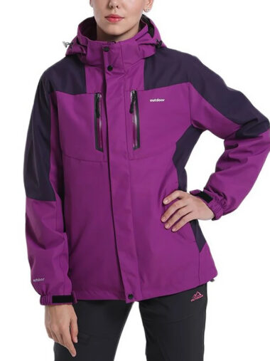 Veste randonnée femme conception amovible et thermique, de couleur violette, porté par une femme, sur un fond blanc.