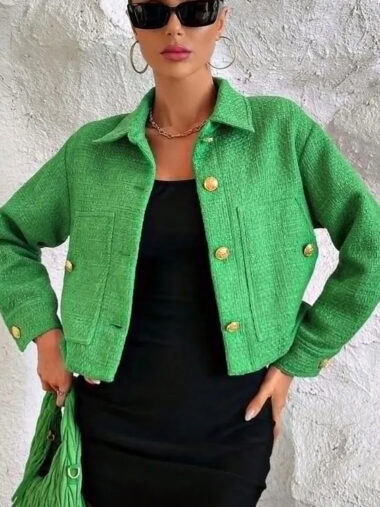Veste courte femme conception avec col à revers et effet tweed, de couleur verte, porté par une femme.