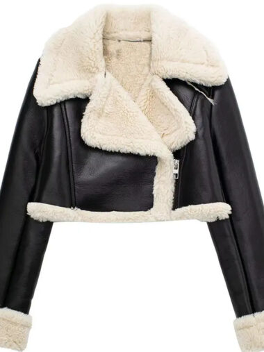 Veste courte femme en simili cuir noir avec intérieur polaire, sur un fond blanc