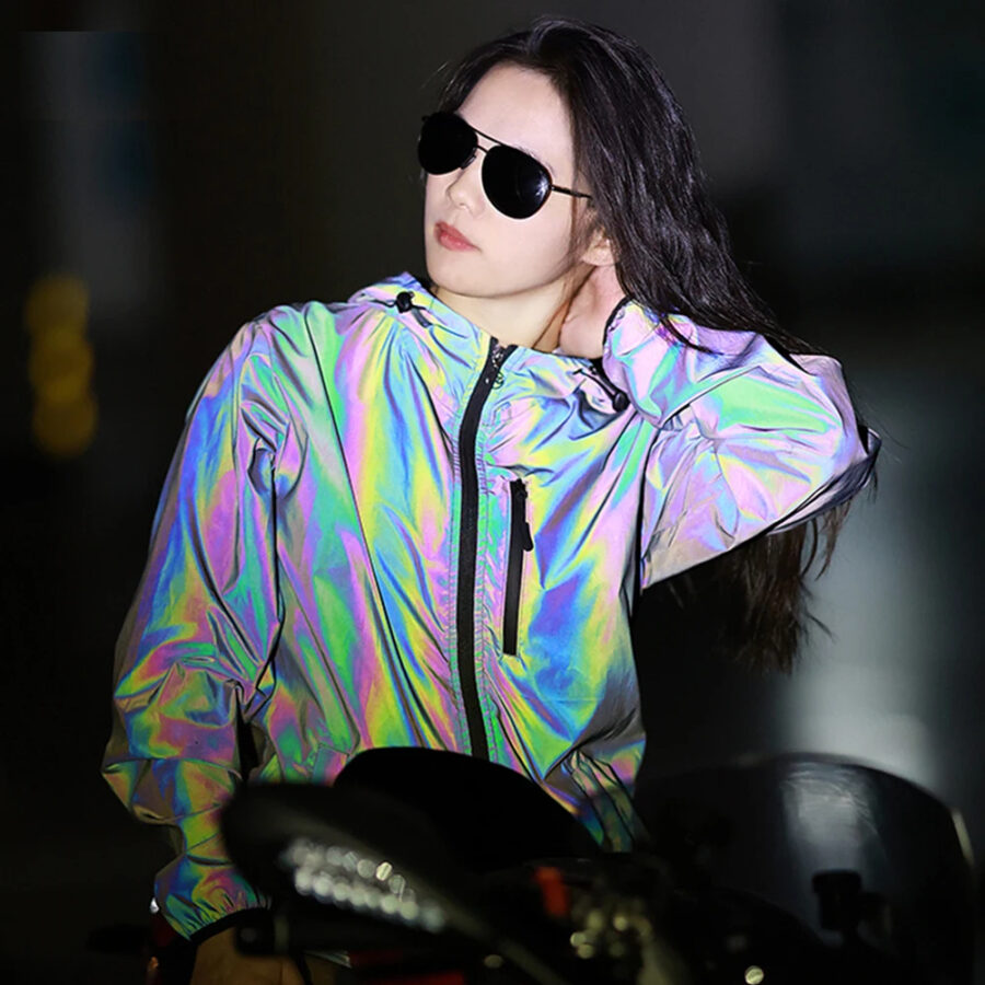 Veste réfléchissante femme imperméable avec capuche, de couleur arc-en-ciel, porté par une femme.