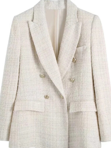 Veste blazer femme élégante style tweed, de couleur blanche, sur un fond blanc.