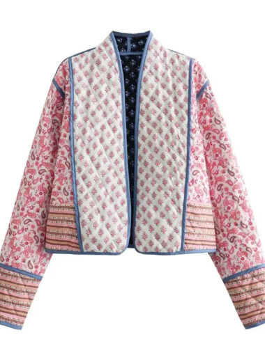 Veste patchwork conception matelassée et réversible, de couleur rose et blanche, avec des motifs fleuries, sur un fond blanc.
