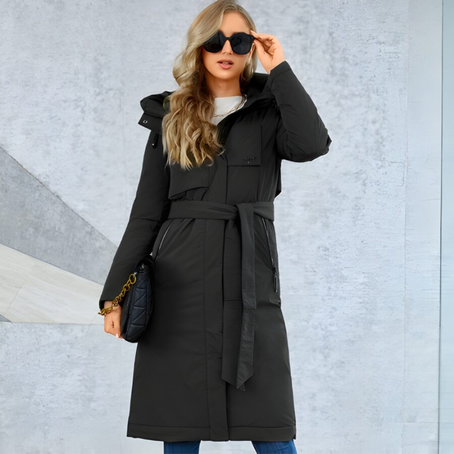 Veste imperméable femme avec capuche noire porté par une jeune femme blonde, sur fond gris