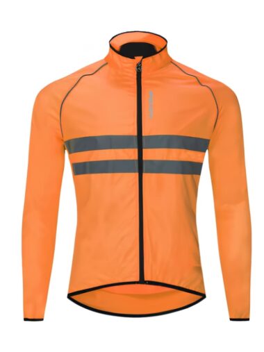 Veste réfléchissante homme coupe-vent et étanche avec col montant de couleur orange avec deux bandes grises réfléchissantes. Sur fond blanc.