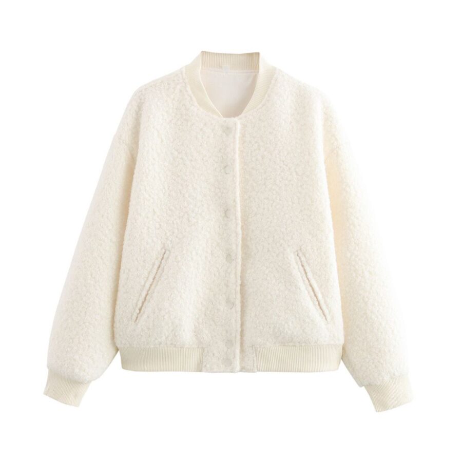 Veste mouton femme blanche avec boutons et des poches, sur fond blanc