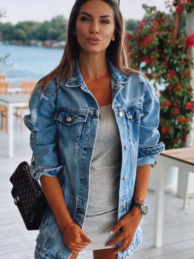 Veste 3/4 femme conception élégante en jean, porté par une femme, devant la mer.