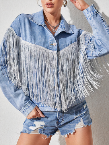 Veste à franges femme de style denim avec boutons sur une femme avec un short sur fond gris