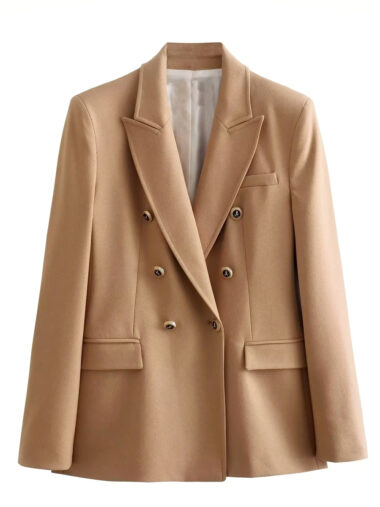 Veste blazer femme avec double boutonnage élégant, de couleur beige, sur un fond blanc.