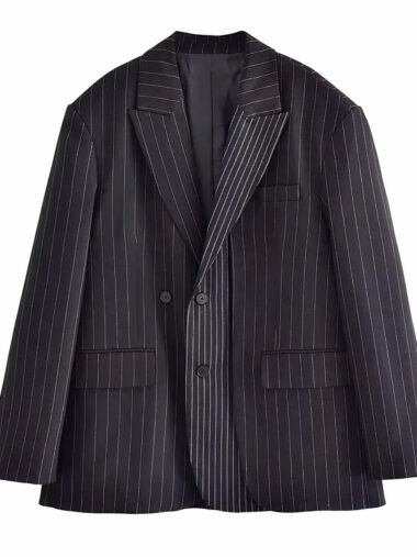 Veste blazer femme conception oversize avec rayures, de couleur noire, sur un fond blanc.
