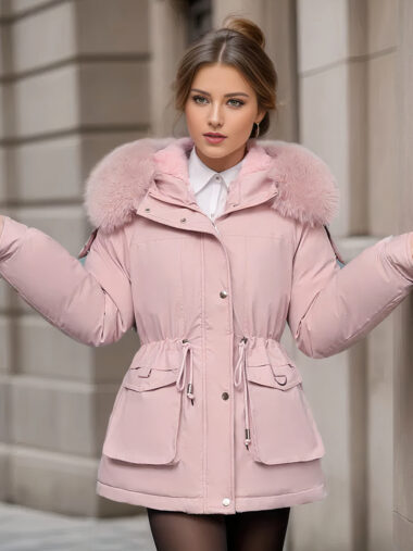 Veste chaude femme avec grand col et grande capuche sur une femme en extérieur