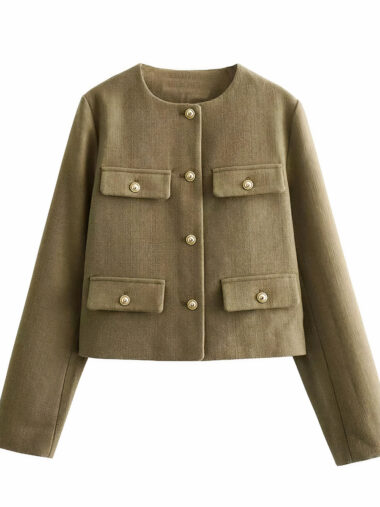 Veste courte femme avec col rond élégant, de couleur kaki, sur un fond blanc.