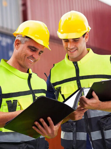 Veste de chantier unisexe sans manche fluorescente, de couleur jaune, porté par 2 hommes sur un chantier.