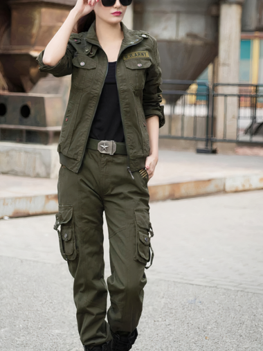 Veste de chasse femme style uniforme militaire portée par une femme avec un pantalon vert un t-shirt noir et une paire de lunettes dans la rue