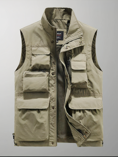 Veste de chasse homme sans manches de style gilet avec multi poches sur fond gris