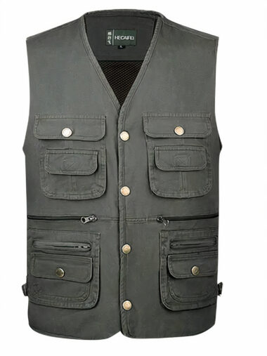 Veste de pêche sans manche avec boutonnage simple, veste de couleur kaki foncée, sur un fond blanc.