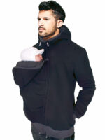 Veste de portage homme à capuche noire, porté par un homme avec un bébé sur la poitrine. Sur un fond blanc.