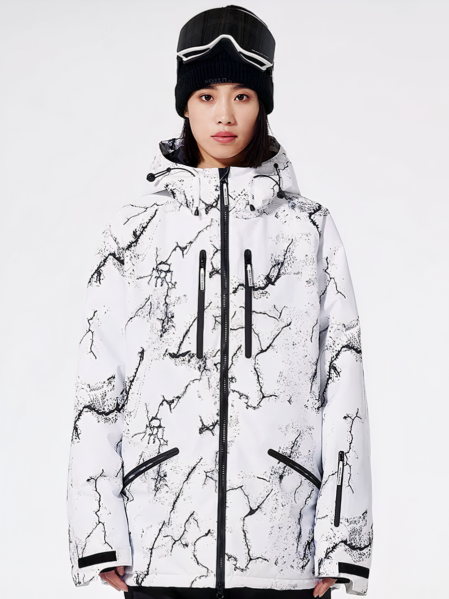 Veste de ski femme épaisse et élégante avec design camouflage Veste de ski femme épaisse et élégante avec design camouflage, de couleur blanche et noire, porté par une femme, sur un fond blanc.
