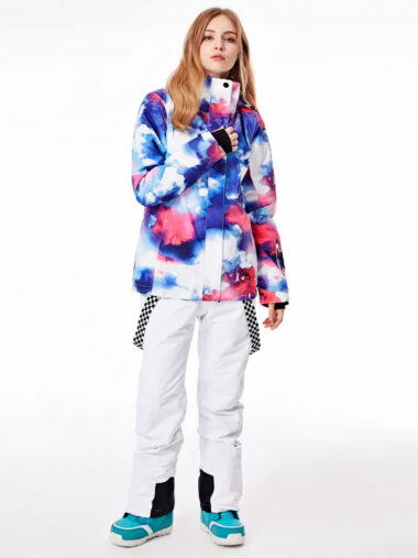 Veste de ski femme épaisse et multicolore, porté par une femme sur un fond blanc.