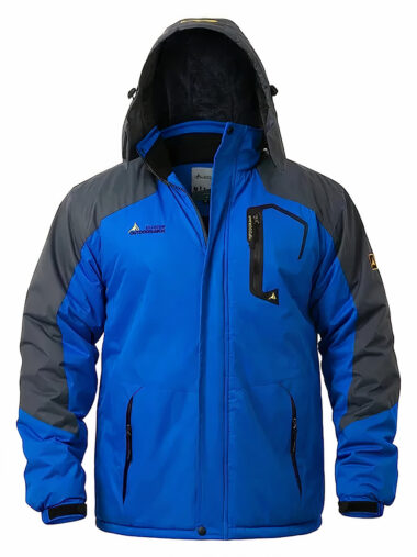 Veste de ski homme imperméable et épaisse, de couleur bleue et noire, sur un fond blanc.