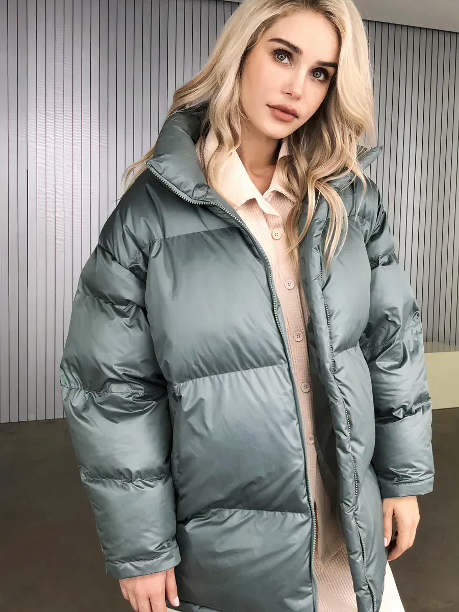 Veste doudoune femme élégante et imperméable Veste doudoune femme élégante et imperméable portée par une femme avec un haut et un pantalon beige
