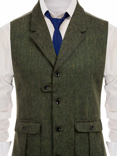 Veste équitation homme style gilet à col rabattu avec une cravate et une chemise blanche sur fond blanc