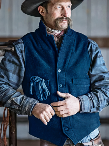 Veste équitation homme style gilet sans manches portée par un homme avec une chemise bleu et un chapeau de cowboy