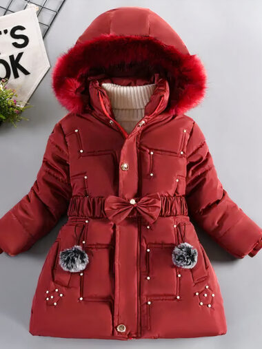 Veste fille avec capuche épaisse pour l'hiver, de couleur rouge, sur un fond gris.