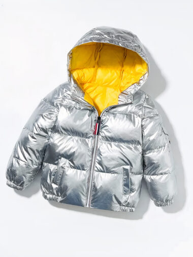 Veste fille style décontracté avec capuche sur fond gris