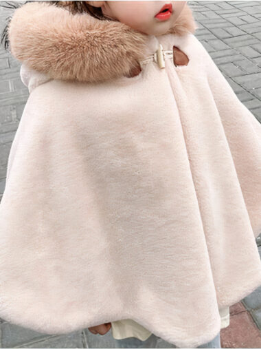 Veste fille style poncho à capuche en fausse fourrure, de couleur marron, porté par une petite fille.