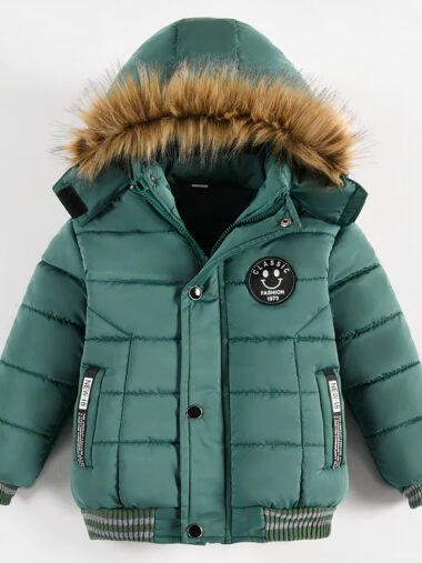 Veste garçon doudoune chaude avec capuche en fourrure sur fond gris