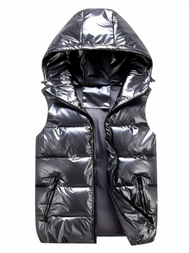 Veste garçon grise sans manches et brillante avec capuche sur fond blanc