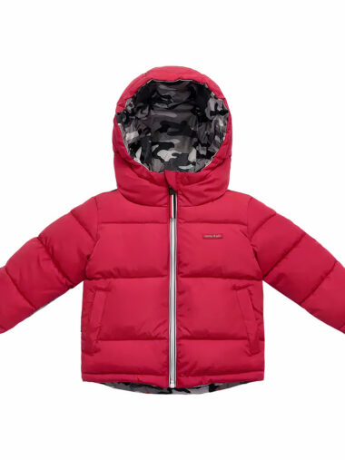 Veste garçon matelassée de style doudoune avec capuche sur fond blanc