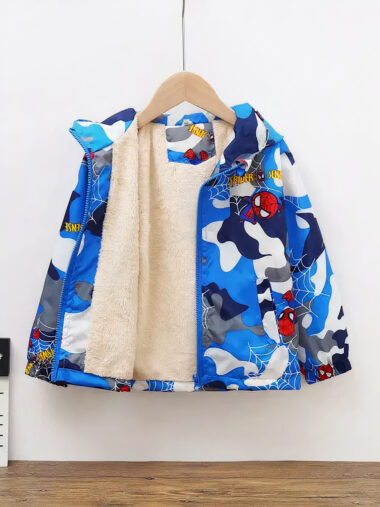 Veste garçon Spider-Man de style camouflage avec capuche sur un cintre sur fond gris