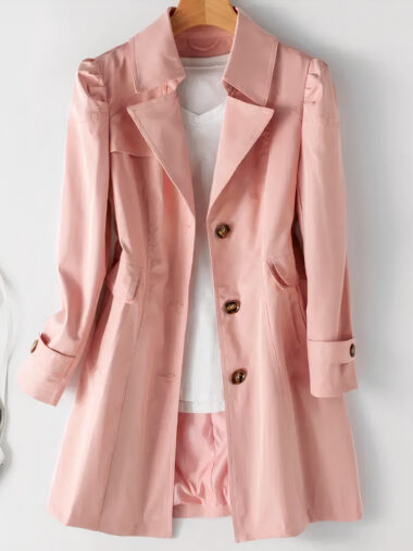 Veste habillée avec col à revers pour femme, de couleur rose, sur un fond blanc.