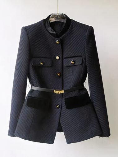 Veste habillée style blazer élégant à boutonnage simple, de couleur noire, sur un fond gris.