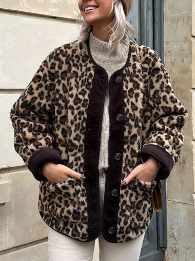 Veste leopard femme conception épaisse et élégante, de couleur marron, porté par une femme, devant un mur.