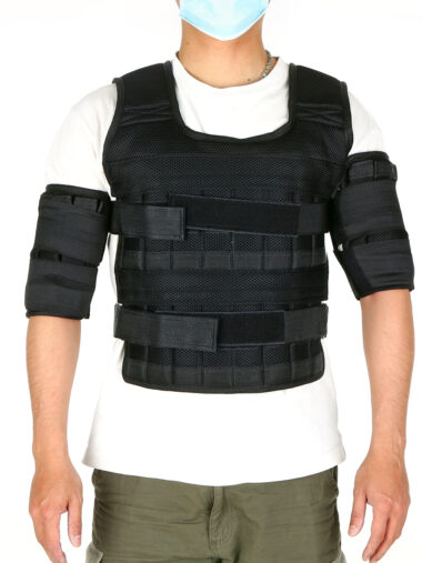 Veste lestée unisexe réglable pour l'entrainement, de couleur noire, porté par un homme, sur un fond blanc.