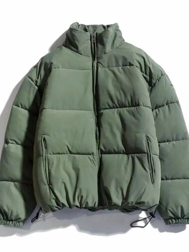 Veste matelassée femme conception ample avec col haut, de couleur kaki, sur un fond blanc.