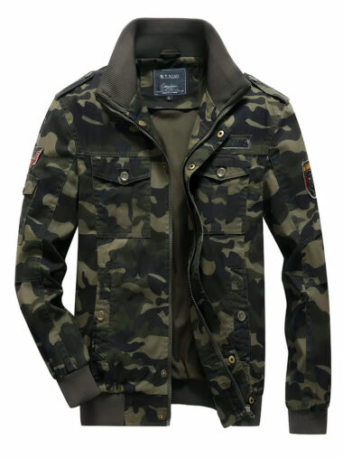 Veste militaire homme avec design camouflage et col haut, de couleur kaki, sur un fond blanc.