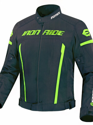 Veste moto homme verte imperméable et zippée avec bande réfléchissantesur fond blanc