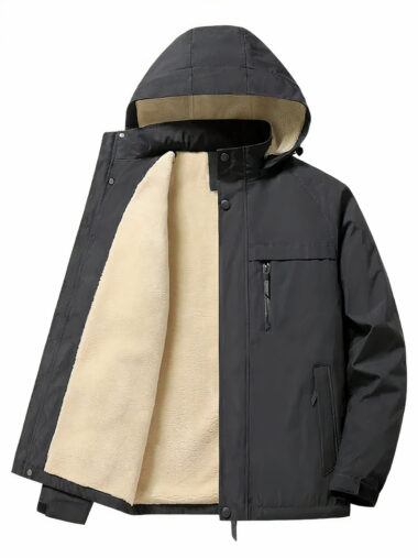 Veste randonnée noire pour homme avec intérieur polaire blanc, sur un fond blanc.
