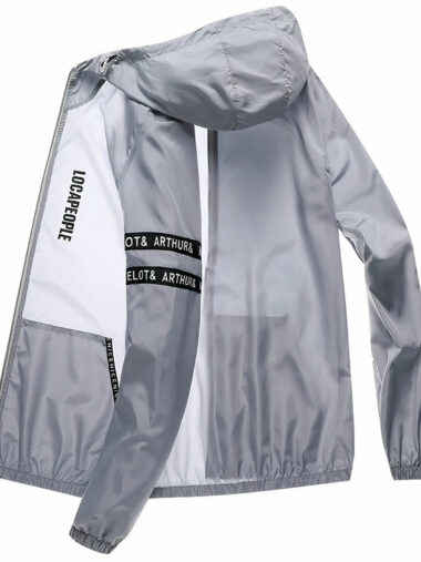 Veste running homme imperméable à séchage rapide avec capuche sur fond blanc