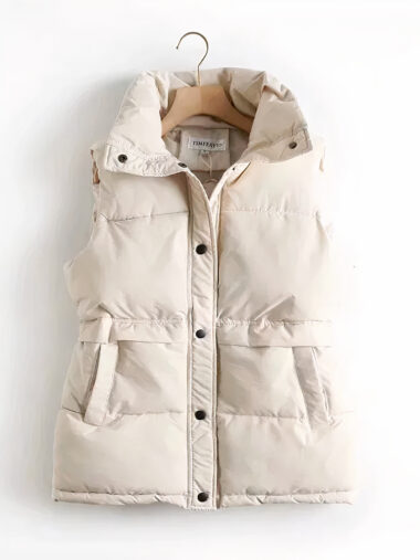 Veste sans manche femme matelassée avec col haut beige, sur un fond blanc.